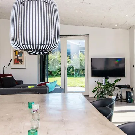 Luxury Lakeside Retreat With Spa-By Traum