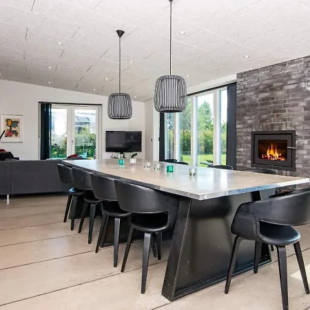 Luxury Lakeside Retreat With Spa-By Traum