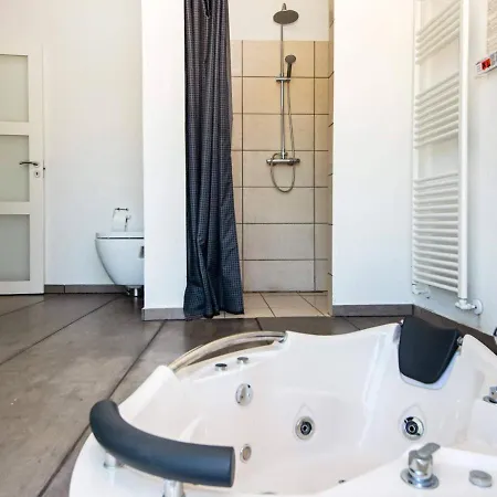 Hébergement de vacances Luxury Lakeside Retreat With Spa-By Traum
